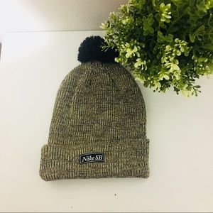 NIKE SB 2 in 1 POM BEANIE